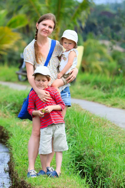 Mor och två barn utomhus — Stockfoto