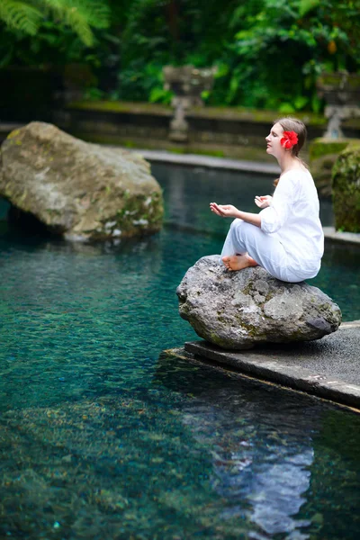 Mulher bonita meditando — Fotografia de Stock