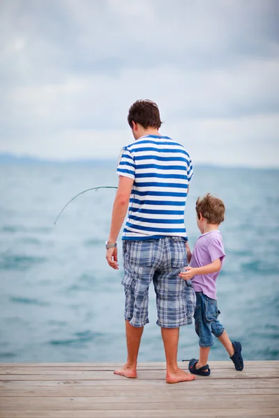 Ojciec i syn łowią razem ryby. — Zdjęcie stockowe