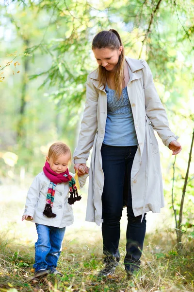 Mor och dotter på forest — Stockfoto