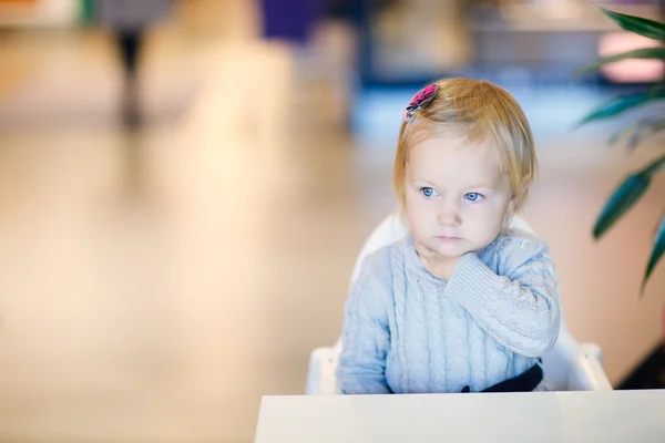 Kisgyermek lány ül asztal — Stock Fotó
