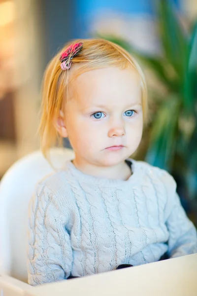 Toddler girl sitting at table — Stock Photo, Image