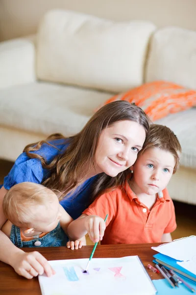Madre e hijos en casa —  Fotos de Stock