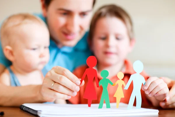 Bunte Papierfamilie mit vier Kindern — Stockfoto