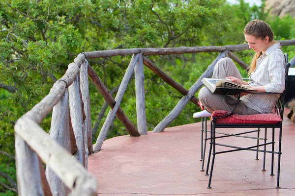 Mujer leyendo al aire libre — Foto de Stock