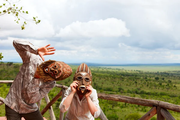 Casal em máscaras africanas — Fotografia de Stock