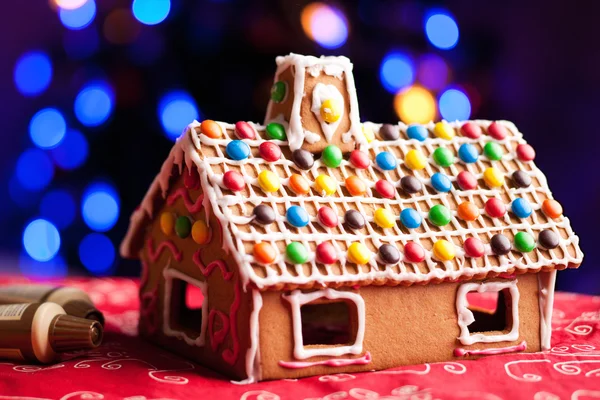 Gingerbread house decorated with colorful candies — Stockfoto