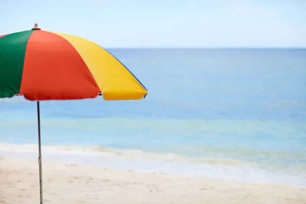 Цветной зонтик на пляже — стоковое фото