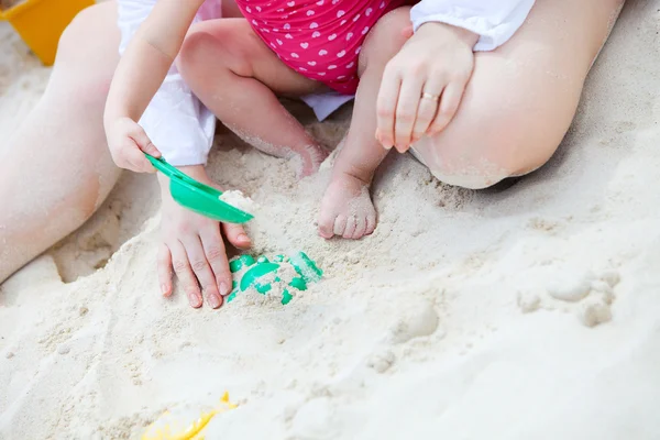 Primeros planos de vacaciones familiares en la playa — Foto de Stock