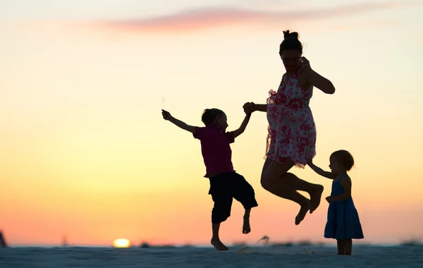 점프 하는 가족 — 스톡 사진