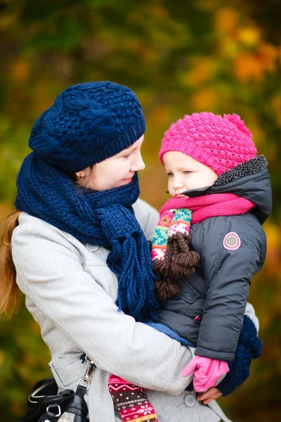 Moeder en dochter in herfst park — Stockfoto