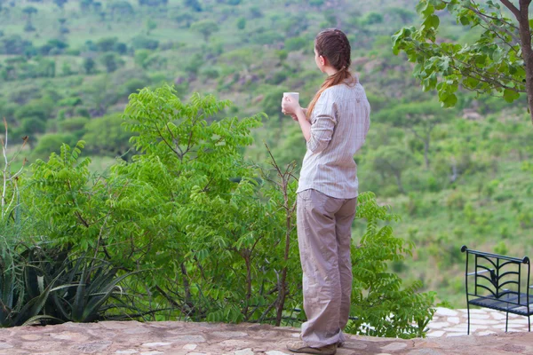 Mulher desfrutando de vistas de savana — Fotografia de Stock