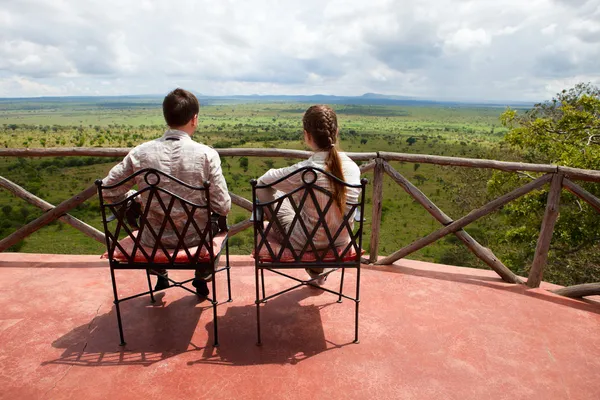 Pár na balkóně safari Lodge — Stock fotografie