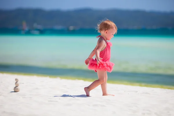 Barn girl spela på stranden — Stockfoto