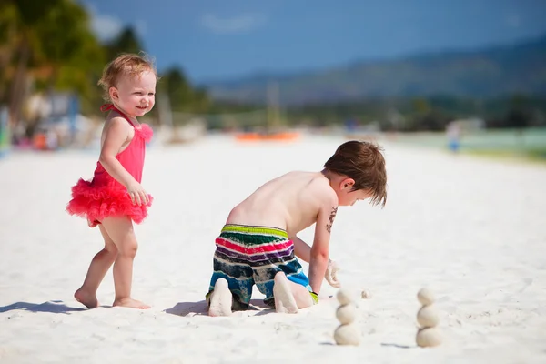 Two adorable kids standing by ocean shore — Stock Photo, Image