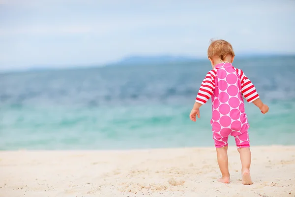 Peuter meisje, zittend op wit zand strand — Stockfoto