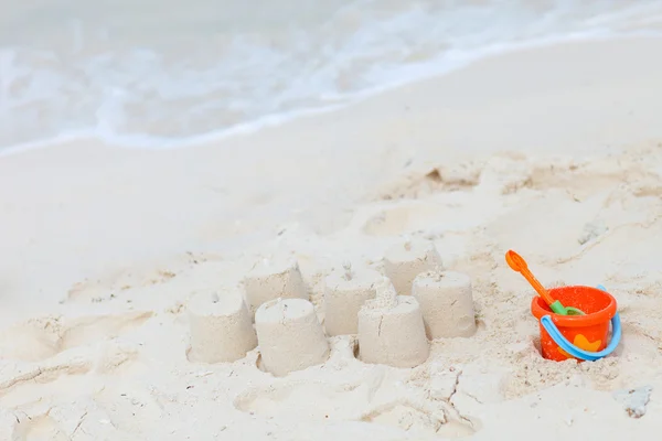 Beach toys on tropical beach — Stock Photo, Image