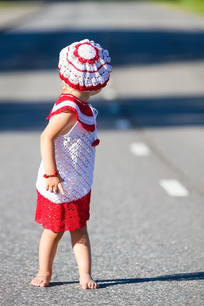 Hravou batole dívka na silnici — Stock fotografie