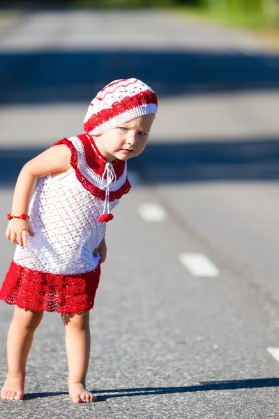 Játékos kisgyermek lány úton — Stock Fotó