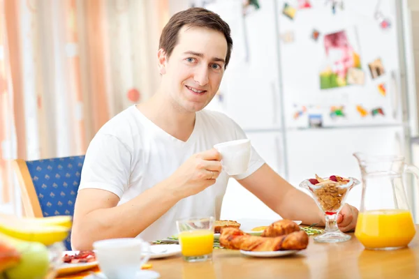 Homme prenant le petit déjeuner — Photo
