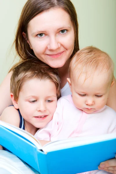 Οικογένεια ανάγνωση στο κρεβάτι — Φωτογραφία Αρχείου