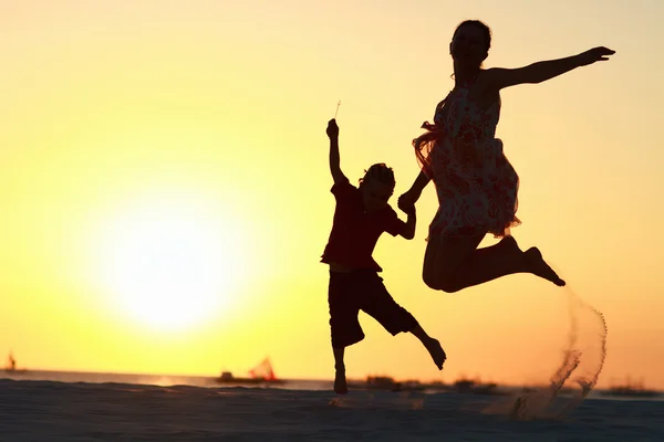 점프 하는 가족 — 스톡 사진