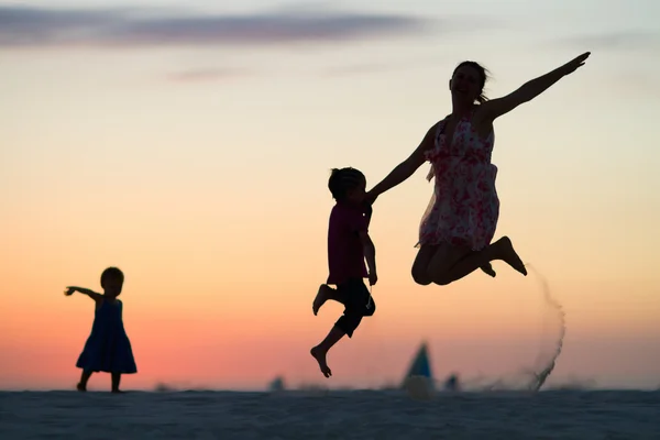 Familie springen — Stockfoto