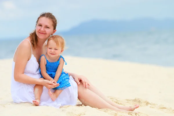 母亲和女儿在热带海滩 — 图库照片