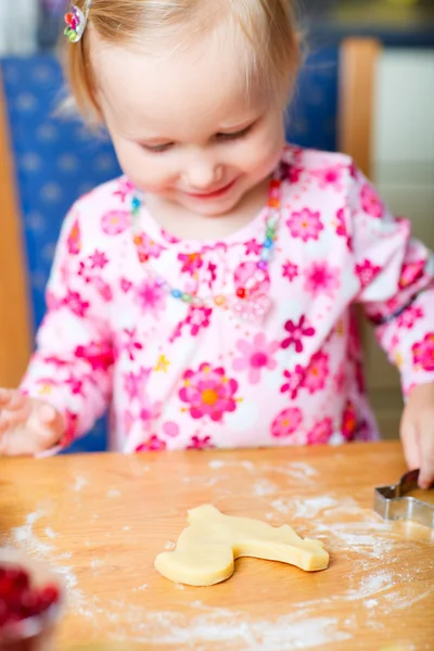 Mały dziewczyna do pieczenia ciasteczek — Zdjęcie stockowe