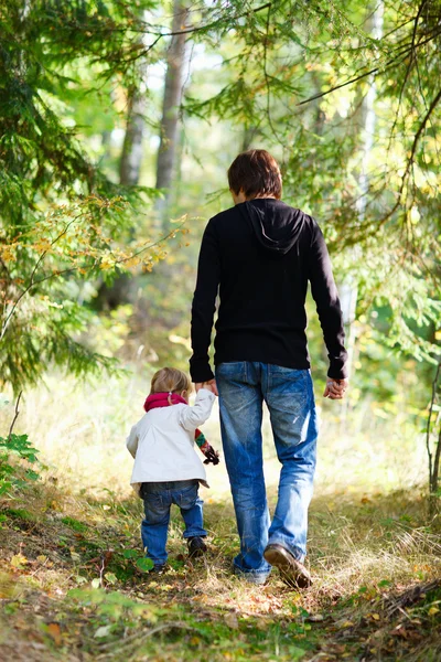 Baba ve kızı parkta yürüyor. — Stok fotoğraf