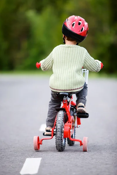 安全な自転車に乗ること — ストック写真