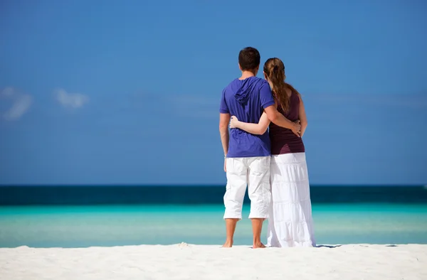 Couple sur la plage tropicale — Photo