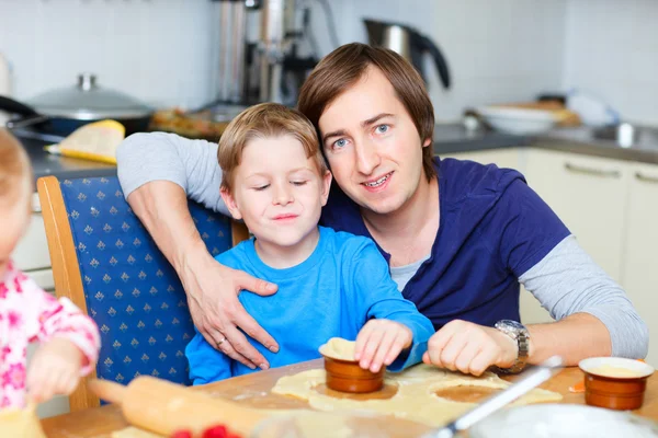 父亲和儿子烘烤 — 图库照片