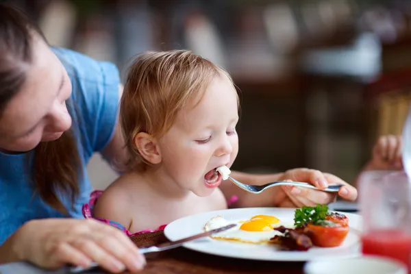 Familie frühstückt lizenzfreie Stockfotos