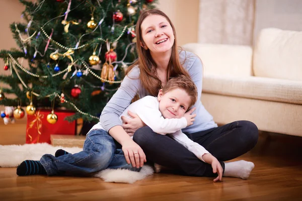 Mutter und Sohn zu Weihnachten — Stockfoto