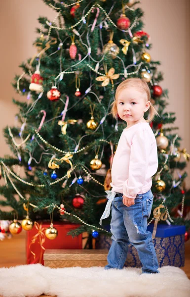 Κορίτσι μικρό παιδί κοντά χριστουγεννιάτικο δέντρο — Φωτογραφία Αρχείου