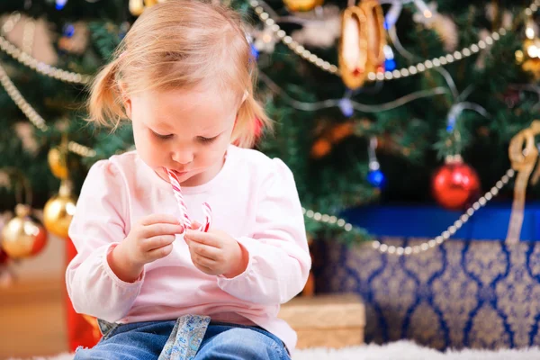 Batole dívka s vánoční cukroví — Stock fotografie