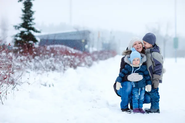 Rodziny na zewnątrz zima — Zdjęcie stockowe