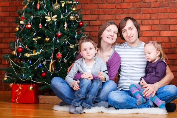 Rodina u vánočního stromu — Stock fotografie