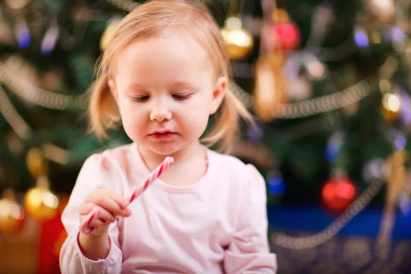 Kleinkind Mädchen mit Weihnachtsbonbons — Stockfoto