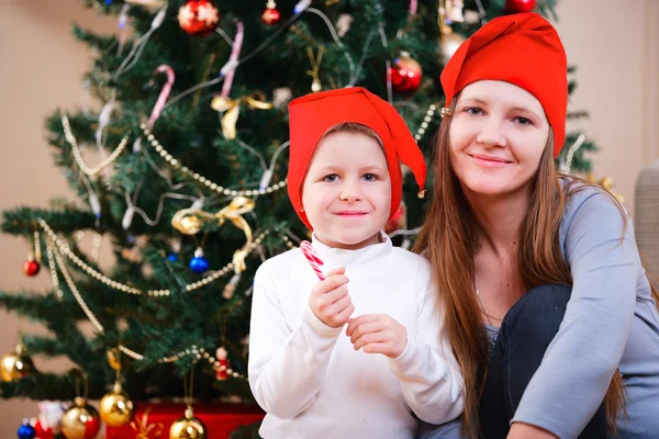 Madre e figlio festeggiano il Natale — Foto Stock