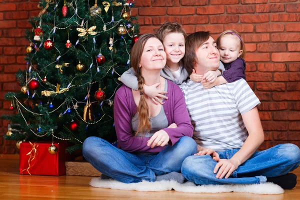 Família perto de árvore de natal — Fotografia de Stock