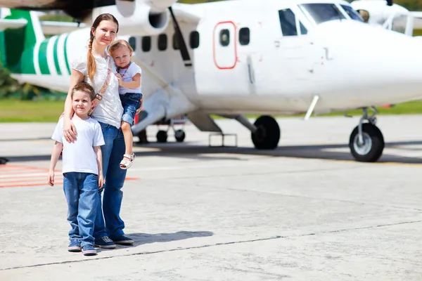 母亲和孩子们在飞机前 — 图库照片