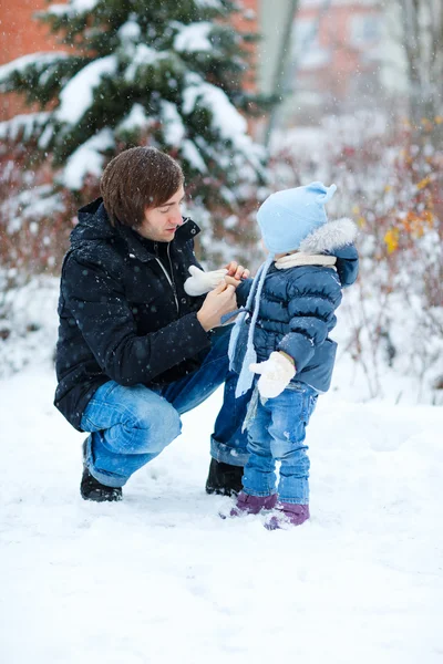 Μικρά Πατέρας Και Κόρη Αξιολάτρευτο Εξωτερικούς Χώρους Όμορφο Χειμώνα Ημέρα — Φωτογραφία Αρχείου
