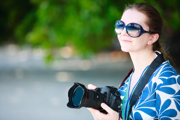 Портрет Красивої Жінки Фотоапаратом Ідеальний Тропічний Пляж Відображає Сонячні Окуляри — стокове фото