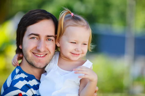 幸せな父と彼のかわいい娘の肖像画 — ストック写真