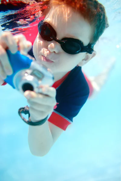 Mały chłopiec pływanie pod wodą — Zdjęcie stockowe