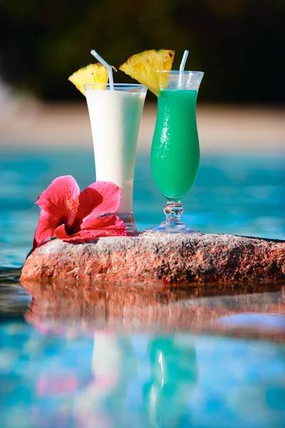 Närbild Två Tropiska Cocktails Nära Vatten — Stockfoto
