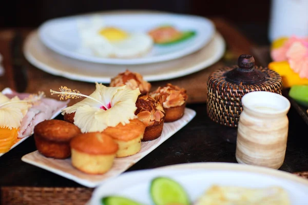 Pasteles Recién Horneados Huevos Fritos Yogur Embutidos Servidos Para Desayuno — Foto de Stock