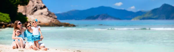 Панорамное Фото Молодой Семьи Двумя Детьми Сидящими Тропическом Пляже — стоковое фото
